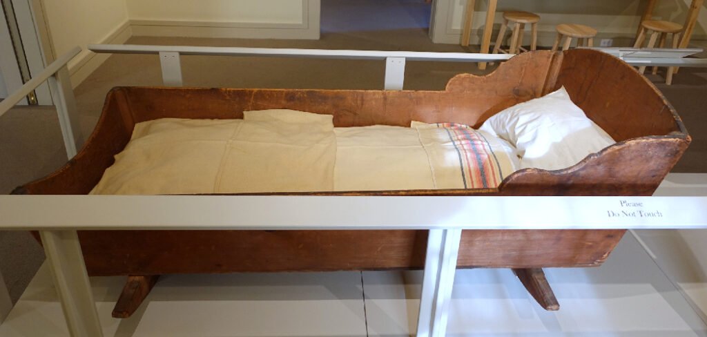 How to Convert a Crib into a Bed