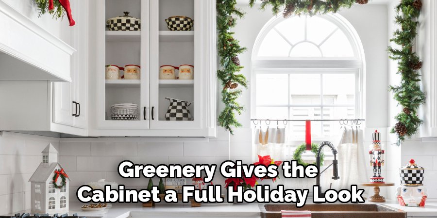 Greenery Gives the
Cabinet a Full Holiday Look