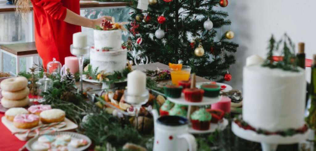 How to Decorate a Christmas Table
