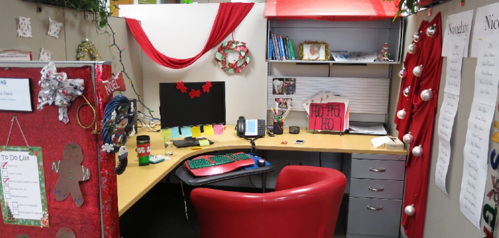 How to Decorate a Cubicle for Christmas