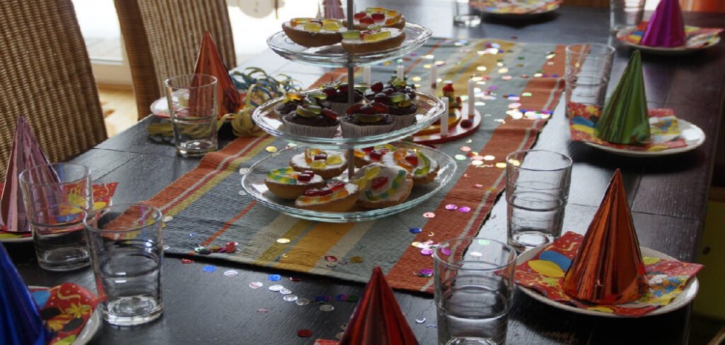 How to Decorate a Restaurant Table for a Birthday