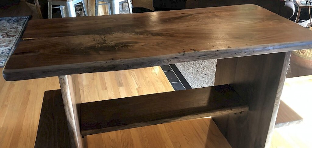 How to attach legs to an epoxy table