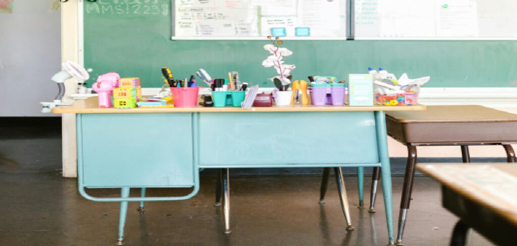 How to Decorate a Teacher's Desk