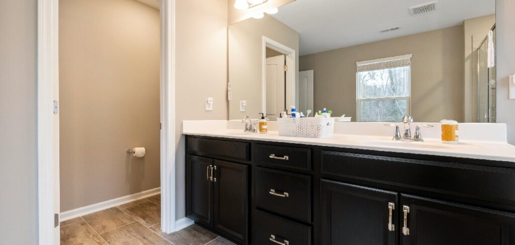 How to Decorate a Bathroom With Dark Cabinets