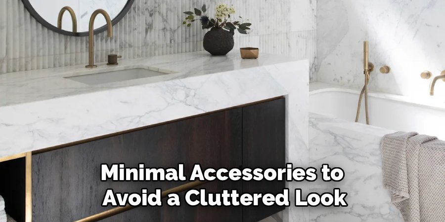 Minimal Accessories to 
Avoid a Cluttered Look